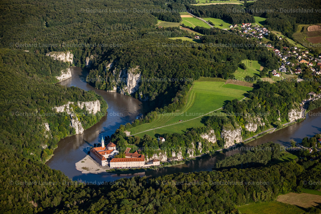 4050965 | WELTENBURG 03.09.2021 Gebäudekomplex des Klosters an der Asamstraße am Ufer der Donau in Weltenburg im Bundesland Bayern, Deutschland. Weiterführende Informationen bei: Weltenburger Klosterbetriebe GmbH. // Complex of buildings of the monastery on Asamstrasse on Ufer of Donau in Weltenburg in the state Bavaria, Germany. Further information at: Weltenburger Klosterbetriebe GmbH. Foto: Gerhard Launer