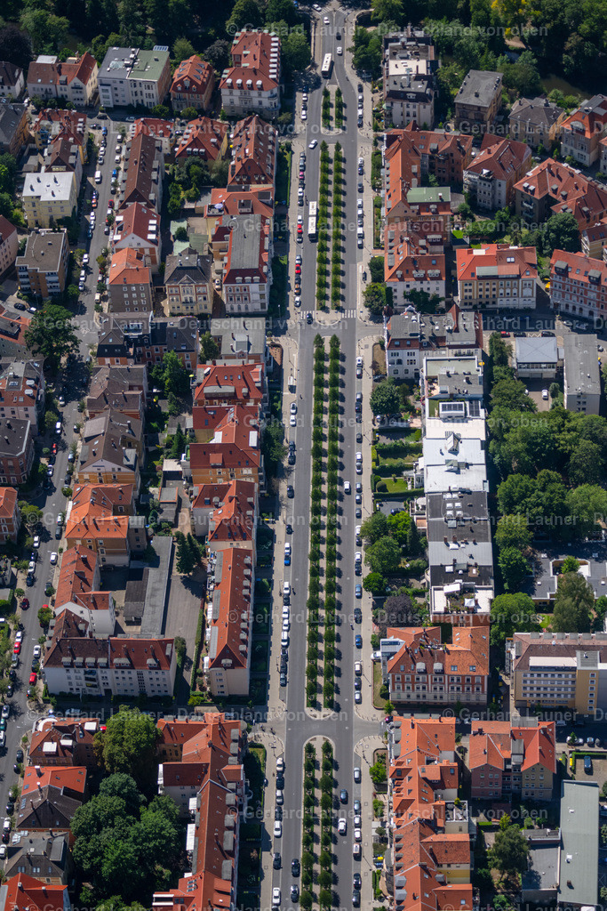 4036339 | BRAUNSCHWEIG 31.07.2020 Verlauf der Straßenführung der Jasperallee mit Wohngebäuden in der Innenstadt in Braunschweig im Bundesland Niedersachsen, Deutschland. // Street - road guidance of Jasperallee in Brunswick in the state Lower Saxony, Germany. Foto: Gerhard Launer