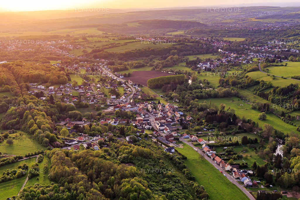 Luftbild: Ortsansicht von Südosten in Blies-Ébersing im Bundesland Moselle in Frankreich. – Foto: IMG_140478.jpg vom 30.04.2024 durch Werner Riehm/FLY-FOTO.de – Auflösung des Originals: 5472 x 3648 px