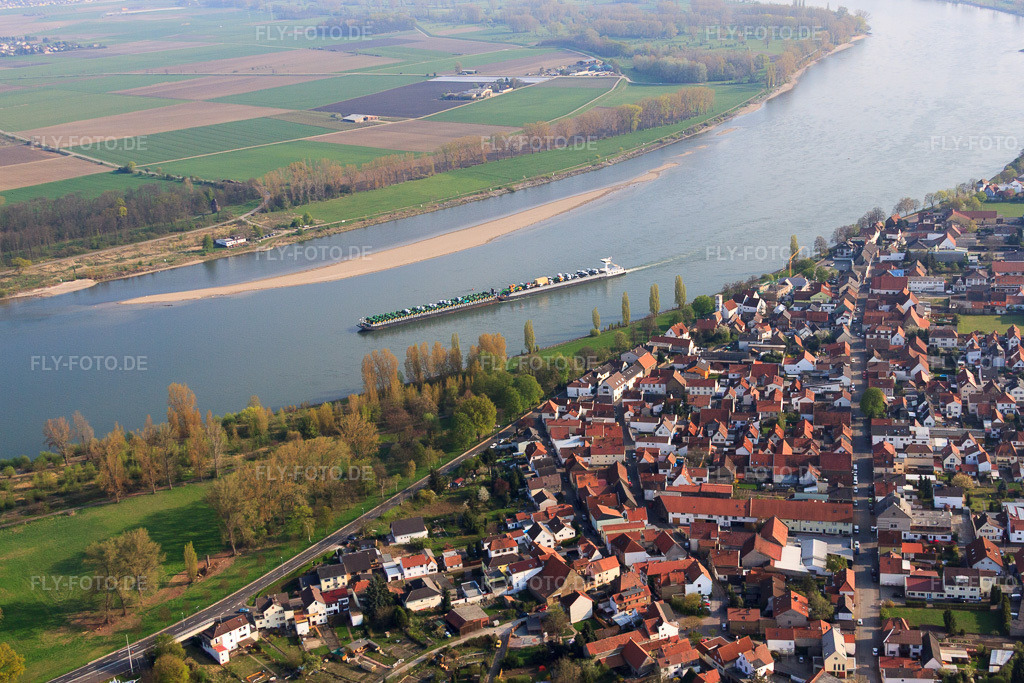 Luftbild: Frachtschiff auf dem Rhein im Ortsteil Rheindürkheim in Worms im Bundesland Rheinland-Pfalz in Deutschland. Foto: IMG_49831.jpg vom 13.04.2012 durch Werner Riehm/FLY-FOTO.deAuflösung des Originals: 4735 x 3156 px