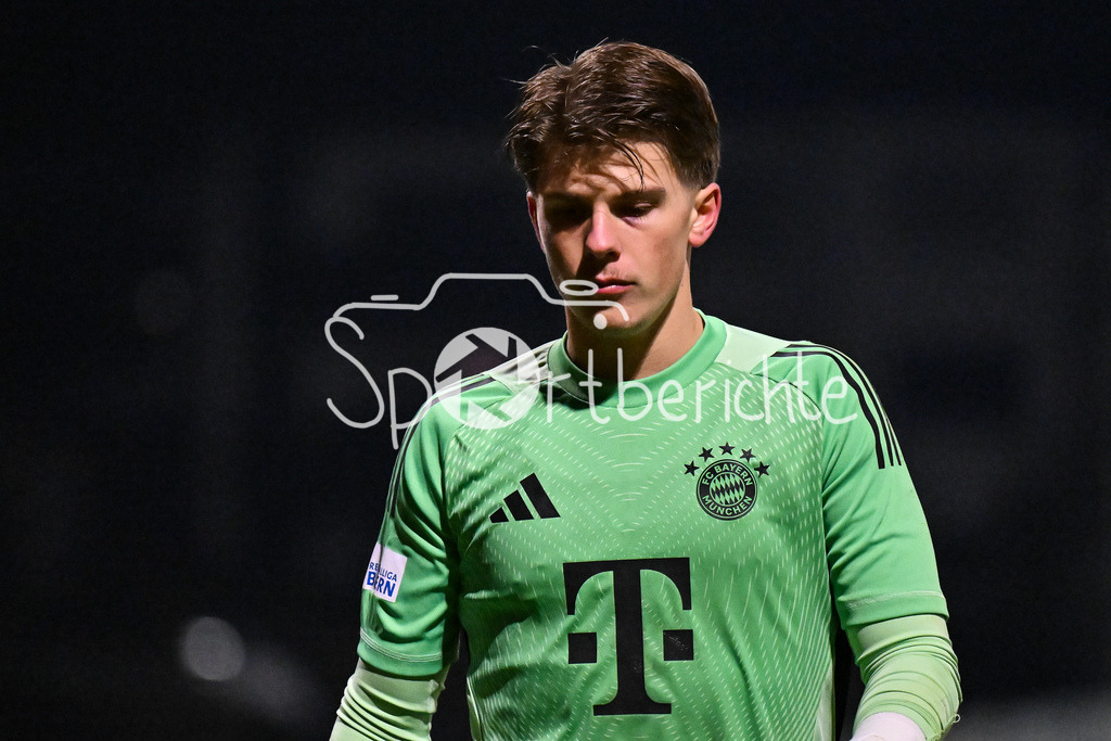 TSV Buchbach - FC Bayern Amateure | Buchbach, DEUTSCHLAND - 21. NOVEMBER: im Bild Jannis Gerhard BÄRTL (FC Bayern München II 18)  / Einzelfoto / Freisteller beim Ligaspiel zwischen dem TSV Buchbach und dem FC Bayern München II am 19. Spieltag der Regionalliga Bayern in der SMR-Arena am 21.11.2025