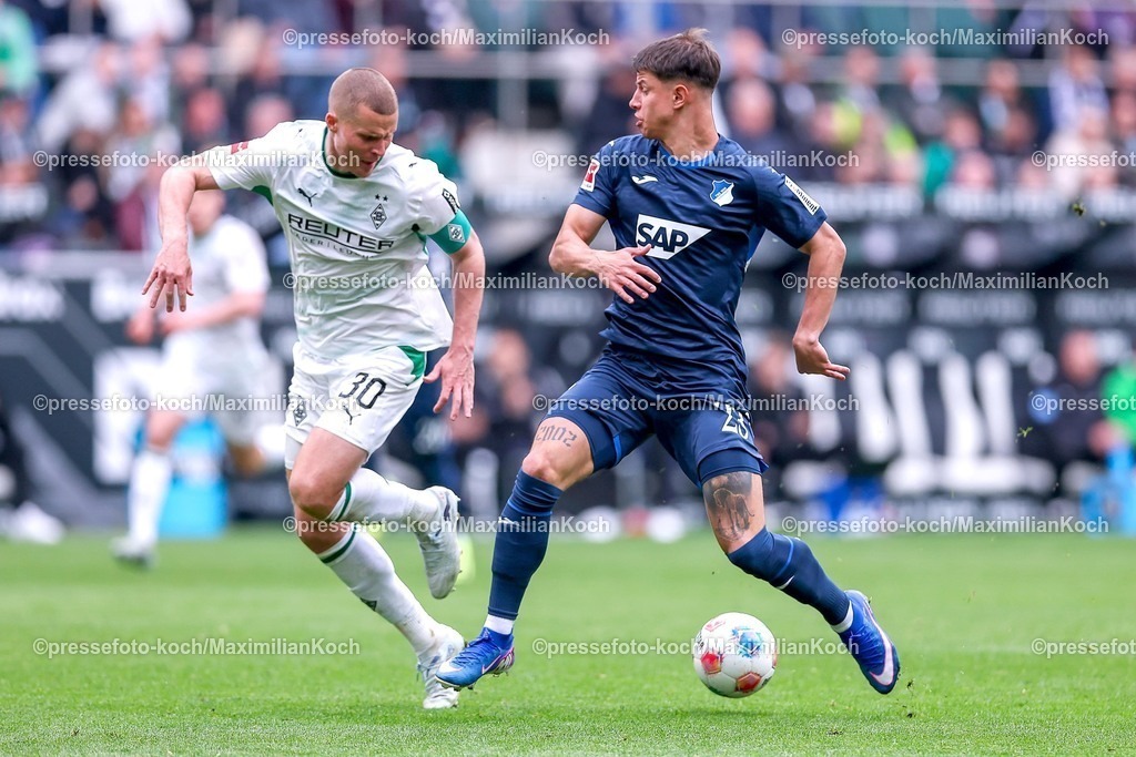 BMG16052601064 | 16.05.2026, Fußball, Borussia Mönchengladbach - TSG 1899 Hoffenheim, 1. Fußball Bundesliga, 34.Spieltag, Borussia-Park, Saison 2025 2026: Nico Elvedi&nbsp;(Borussia Mönchengladbach #30) im Zweikampf gegen  Adam Hlozek&nbsp;(TSG Hoffenheim #23)  DFB regulations prohibit any use of photographs as image sequences and or quasi-video.