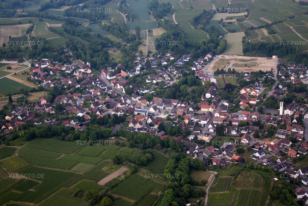 Luftbild: Ortsansicht der Straßen und Häuser der Wohngebiete in Buggingen im Bundesland Baden-Württemberg in Deutschland. Foto: IMG_68274.jpg vom 19.06.2014 durch Werner Riehm/FLY-FOTO.de