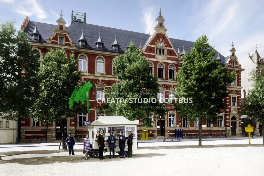 Cottbus 1920, Postamt Berliner Platz | Cottbuser Ansichten im neuen Gewand. Alte Fotos von schwarz-weiß in Farbe. - Realisiert mit Pictrs.com