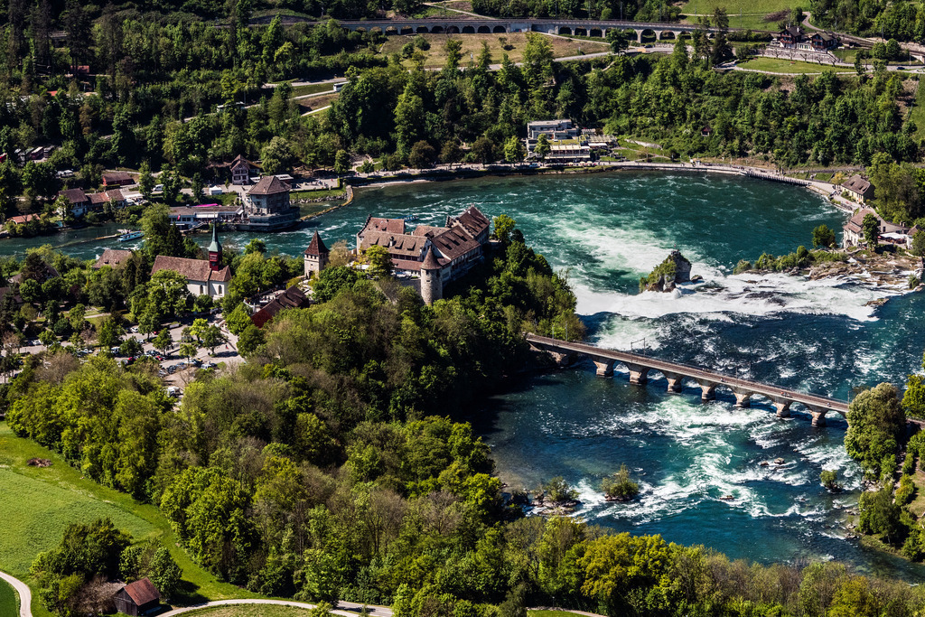 dr__0012189.jpg | NEUHAUSEN AM RHEINFALL 10.05.2017 Naturschauspiel des Wasserfalls an der Felsenlandschaft Rheinfall in Neuhausen am Rheinfall im Kanton Schaffhausen, Schweiz. // Natural spectacle of the waterfall in the rocky landscape Rheinfall in Neuhausen am Rheinfall in the canton Schaffhausen, Switzerland. Foto: Daniel Reiter