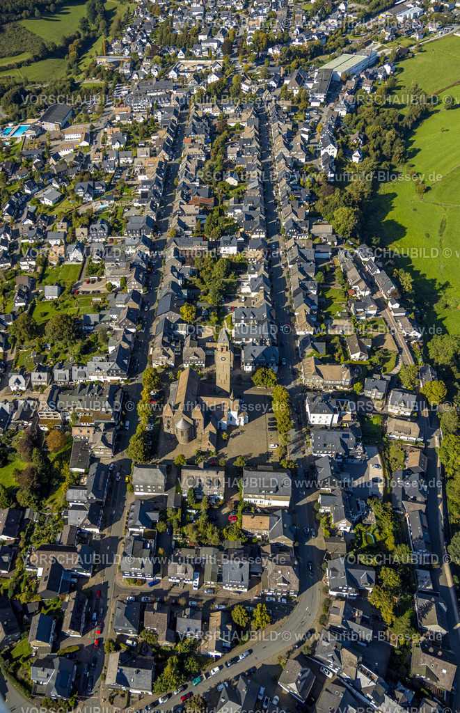 Schmallenberg230910919 | Luftbild, Ortsansicht Wohngebiet Oststraße und Weststraße mit kath. St.-Alexander-Kirche, Schmallenberg, Sauerland, Nordrhein-Westfalen, Deutschland