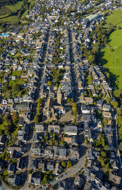 Schmallenberg230910919 | Luftbild, Ortsansicht Wohngebiet Oststraße und Weststraße mit kath. St.-Alexander-Kirche, Schmallenberg, Sauerland, Nordrhein-Westfalen, Deutschland