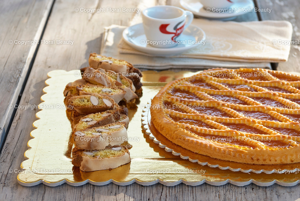 Weingut in Italien | Aprikosencrostata mit Cantuccini auf rustikalem Tisch - Realisiert mit Pictrs.com