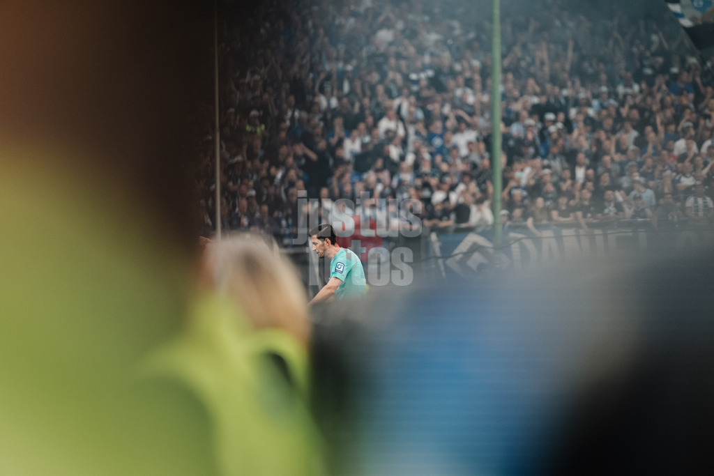 Fußball | Männer | Saison 2023/2024 | 2. Fußball-Bundesliga | 32. Spieltag | Hamburger SV vs. FC St. Pauli  | 03.05.2024 | Schiedsrichter Dr. Matthias Jöllenbeck beim Videobeweis VAR