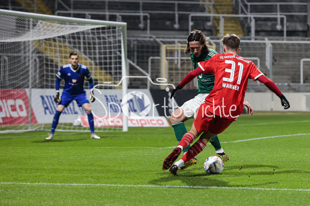 FC Bayern Amateure - 1. FC Schweinfurt | Lukas BILLICK (FCS #32) im Duell mit Paul WANNER (FCB #31)