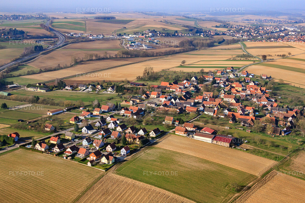 Luftbild: Ortsansicht von Nordosten in Hoffen im Bundesland Bas-Rhin in Frankreich. – Foto: IMG_62714.jpg vom 09.03.2014 durch Werner Riehm/FLY-FOTO.de – Auflösung des Originals: 4752 x 3168 px