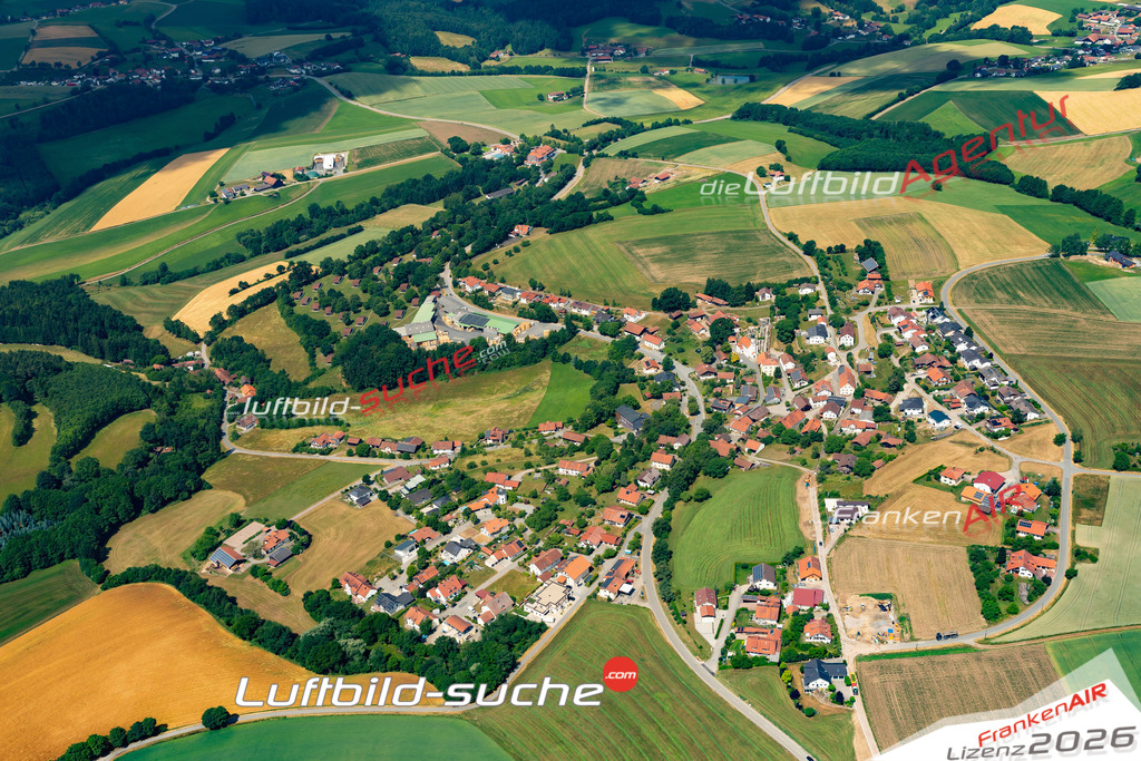 Das Luftbild zeigt : Sattelbogen Traitsching - Die Luftaufnahme wurde 2023 vom UL-Flugzeug aus erstellt ( keine Drohne ) - Hochauflösende Luftaufnahme - Für grossformatige Ausdrucke geeignet. Die Geschenkidee !Mit Lizenz und Bildrechte bestellbar