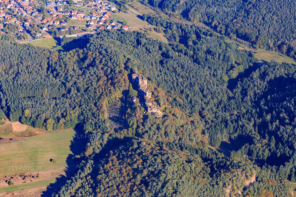 Luftbild: Burgenmassiv Altdahn von Westen in Dahn im Bundesland Rheinland-Pfalz in Deutschland. Foto: IMG_095237.jpg vom 16.10.2016 durch Werner Riehm/FLY-FOTO.de