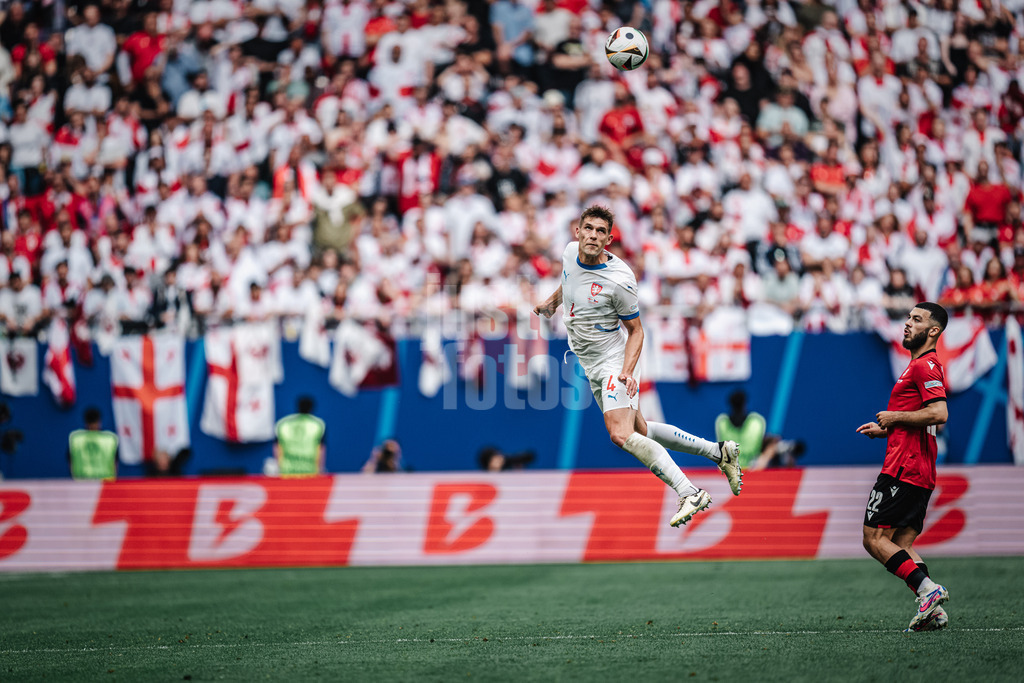 Fußball | Herren | UEFA-Fußball-Europameisterschaft 2024 | Gruppe B | Kroatien vs. Albanien | 19.06.2024 | Robin Hranac (#4, Tschechien) Köpft einen Ball