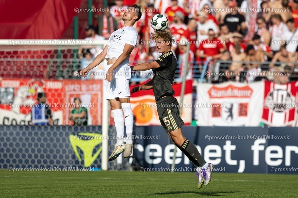 xkwix15082502107 | 15.08.2025, xkwix, Fußball, DFB-Pokal 1. Runde, FC Gütersloh - 1. FC Union Berlin, Ohlendorf Stadion im Heidewald: Patrik Twardzik (FC Gütersloh #18) im Zweikampf gegen Tom Rothe (1.FC Union Berlin #15)