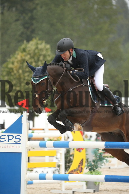 Villingendorf_2022_Prfg.Nr.08_zwei Phasen_Springprfg.Kl.M_Youngster_Tim Hoster_Twick Star (3) | Alle Fotos der Reiterjournal Fotografin Doris Matthaes im Reiterjournal Online-Fotoshop. - Realisiert mit Pictrs.com