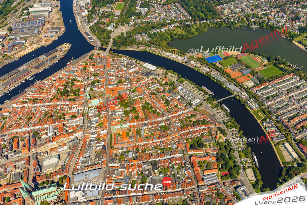 Schöne Luftaufnahme als Geschenk in Altstadt mit Kanal Lübeck - Die Luftbildaufnahme wurde 2025 vom UL-Flugzeug heraus erstellt ( keine Drohne ) - Hochauflösende Luftaufnahme -Nicht vergleichbar mit Google Maps oder Satelittenbilder- Die Geschenkidee !Mit Lizenz und Bildrechte bestellbar