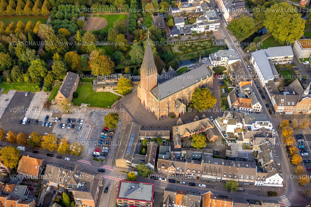 Goch241014487 | Luftbild, kath. Pfarrkirche St.-Maria-Magdalena am Stadtpark, Klosterplatz, Wohnhäuser Innenstadt, Goch, Niederrhein, Nordrhein-Westfalen, Deutschland