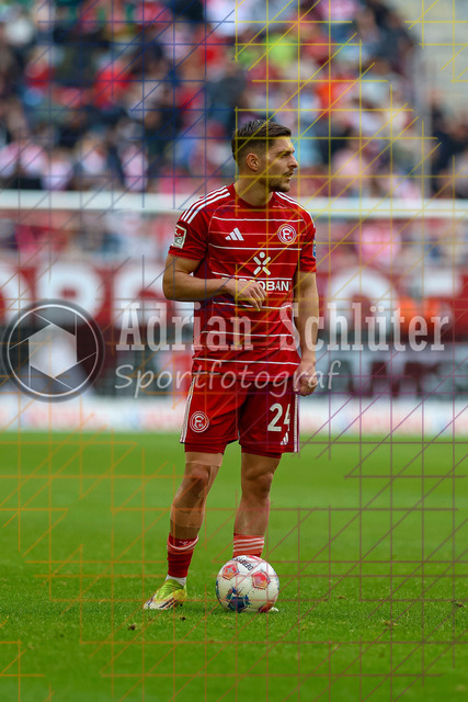 22.03.2026, GER, Fussball, Herren, 2. BL, Saison 2025/2026, Fortuna Düsseldorf - Hertha BSC Berlin | Florent Muslija (Fortuna Düsseldorf) steht am Ball für einen Freistoß