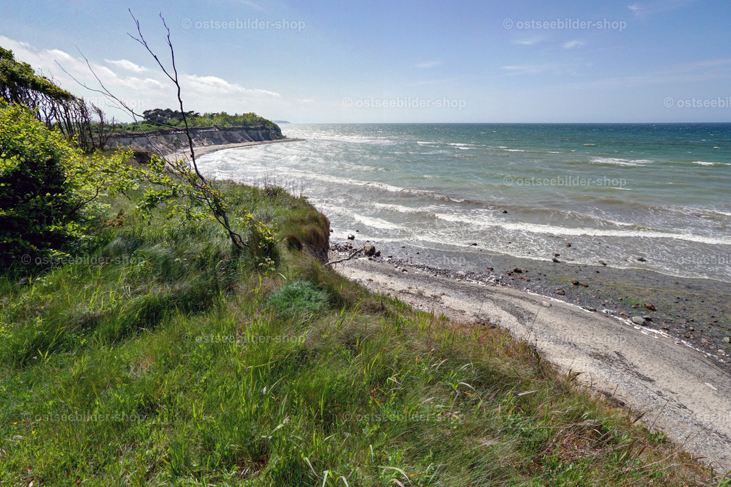Blick vom Steilufer auf die Schaumkronen der Ostsee | Das Bild zeigt Wellen, die bei kräftigem Westwind am Strand vor dem Steilufer auslaufen.   