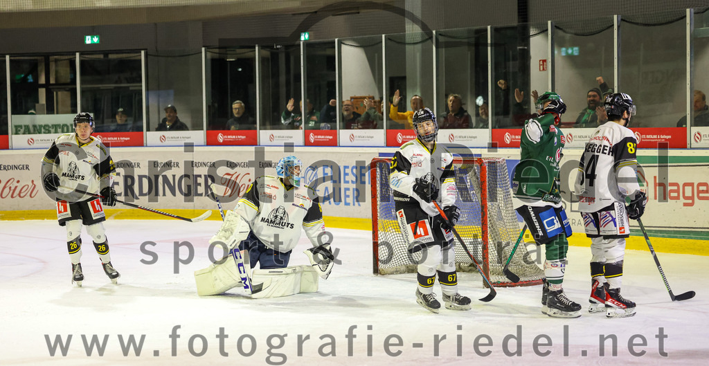 2023-11-17_108_TSV_Erding_gegen_EA_Schongau | Erding, Deutschland, 17.11.2023:
Eishockey, Bayernliga Vorrunde 2023 / 2024, 10. Spieltag, TSV Erding gegen EA Schongau, Endergebnis: 12:4

Jan Müller (EA Schongau, #26), Torwart Xaver Nagel (EA Schongau, #80), Florian Schneider (EA Schongau, #67), Tim Mühlegger (EA Schongau, #84)

Foto: Christian Riedel / fotografie-riedel.net