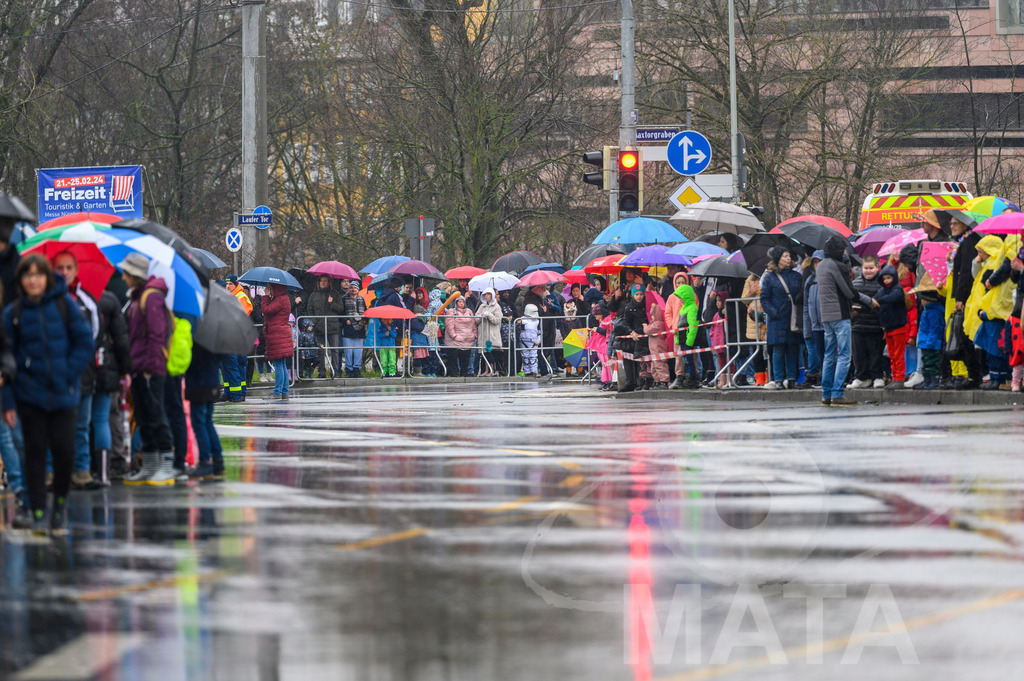 _DWA2271 | Trotz Nieselregen schlängelte sich der „Gaudiwurm“ am Sonntag durch die Nürnberger Innenstadt an tausenden Faschingsfans vorbei.  Nürnberg, 11.02.2024 - Realisiert mit Pictrs.com