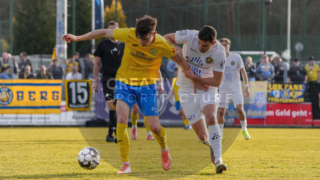 Fußball, Herren, Saison 2025/2026, Regionalliga Nordost, 24. Spieltag, FSV 63 Luckenwalde vs. 1.FC Lokomotive Leipzig, Samstag 28.02.2026, Werner-Seelenbinder-Stadion Luckenwalde, | Fußball, Herren, Saison 2025/2026, Regionalliga Nordost, 24. Spieltag, FSV 63 Luckenwalde vs. 1.FC Lokomotive Leipzig, Samstag 28.02.2026, Werner-Seelenbinder-Stadion Luckenwalde, Im Bild: Tim Maciejewski (l. Luckenwalde) und Rilind Kabashi (r. Leipzig) - Realisiert mit Pictrs.com
