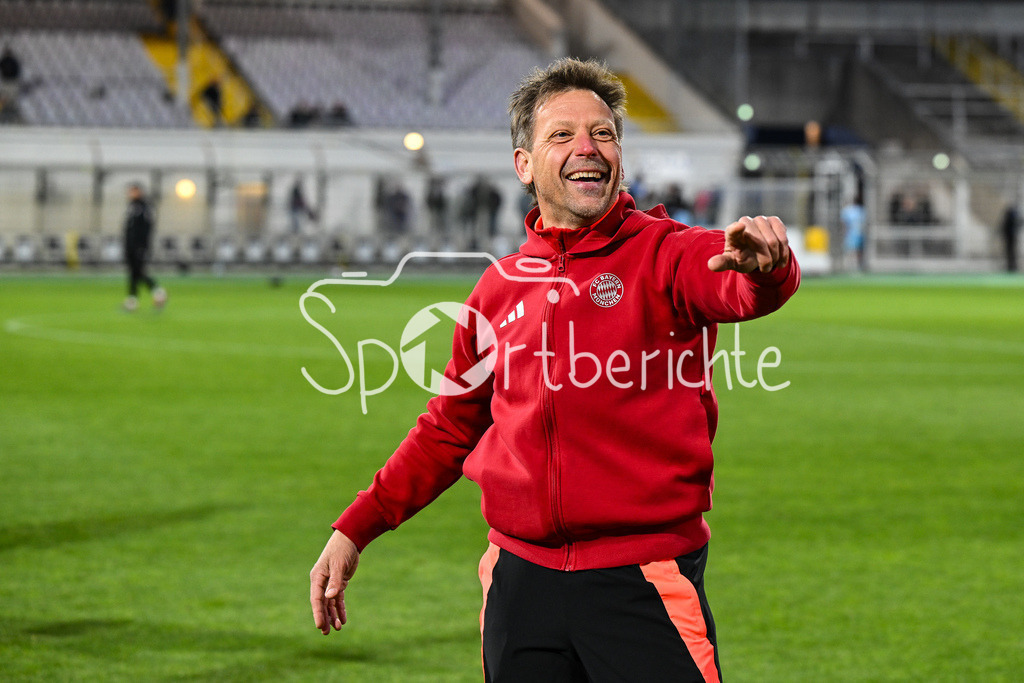 FC Bayern Amateure - Türkgücü München | Die Spieler der Bayern Amateure feiern zusammen mit den Fans nach dem letzten Heimspiel der Saison / Regionalliga Bayern: FC Bayern Muenchen II - Tuerkguecue Muenchen, Gruenwalder Stadion am 09.05.2025 / Holger SEITZ Cheftrainer FC Bayern München II