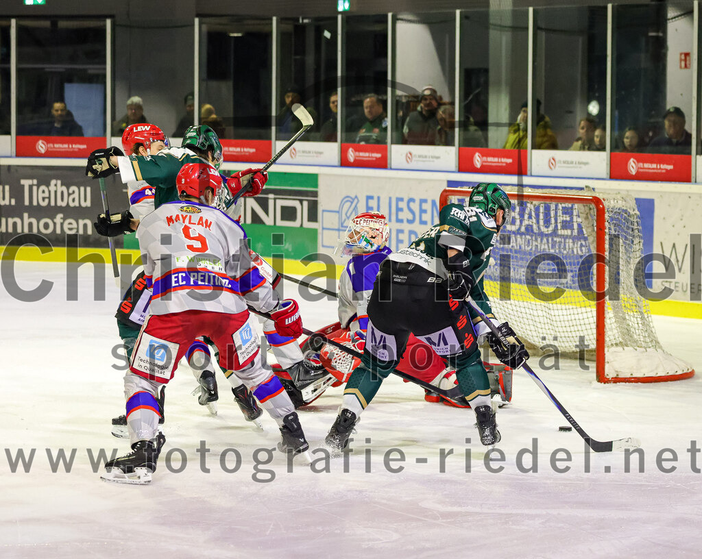 2026-02-15_116_TSV_Erding_gegen_EC_Peiting | Erding, Deutschland, 15.02.2026:Eishockey, Oberliga Süd 2025 / 2026, 47. Spieltag, TSV Erding gegen EC Peiting, Endergebnis: 4:5Justin Maylan (EC Peiting, #9), Torwart Tommi Steffen (EC Peiting, #1), Maximilian Forster (Erding Gladiators, #81)Foto: Christian Riedel / fotografie-riedel.net