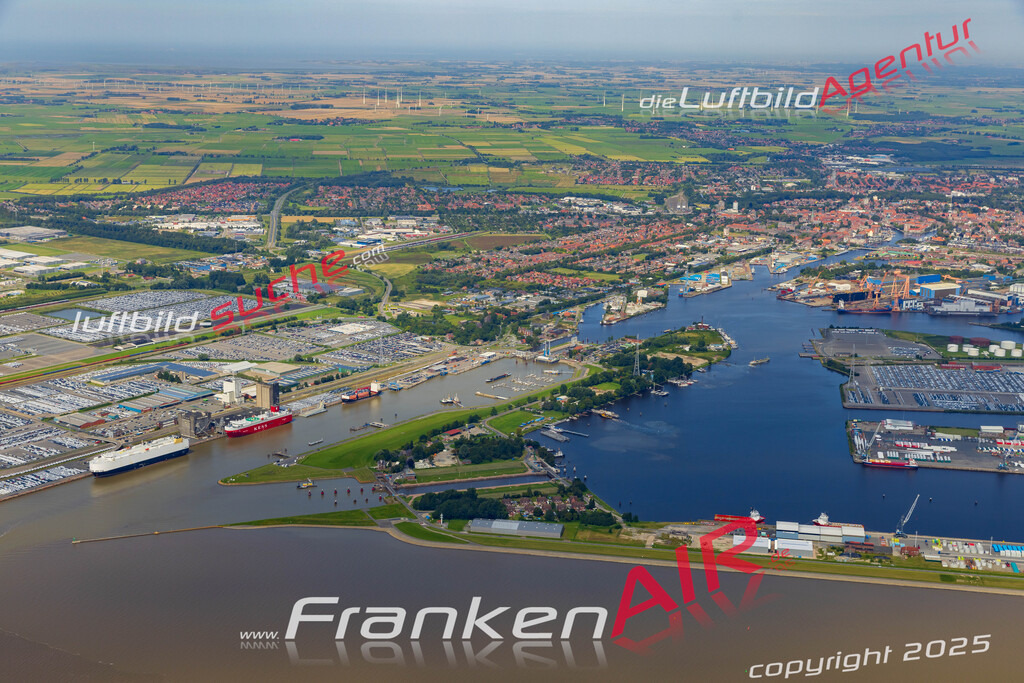 Luftbild der Stadt Emden - Die Luftaufnahme wurde 2025 vom UL-Flugzeug heraus erstellt ( keine Drohne ) - Hochauflösende Luftaufnahme - für professionelle Ausdrucke geeignet. Die Geschenkidee !Hier alle&nbsp;Infos zur Lizenzierung der LuftaufnahmeWir fliegen auch dieses Jahr wieder in Ihre Region um Luftbilder zu erstellen.- Luftbild anfragen