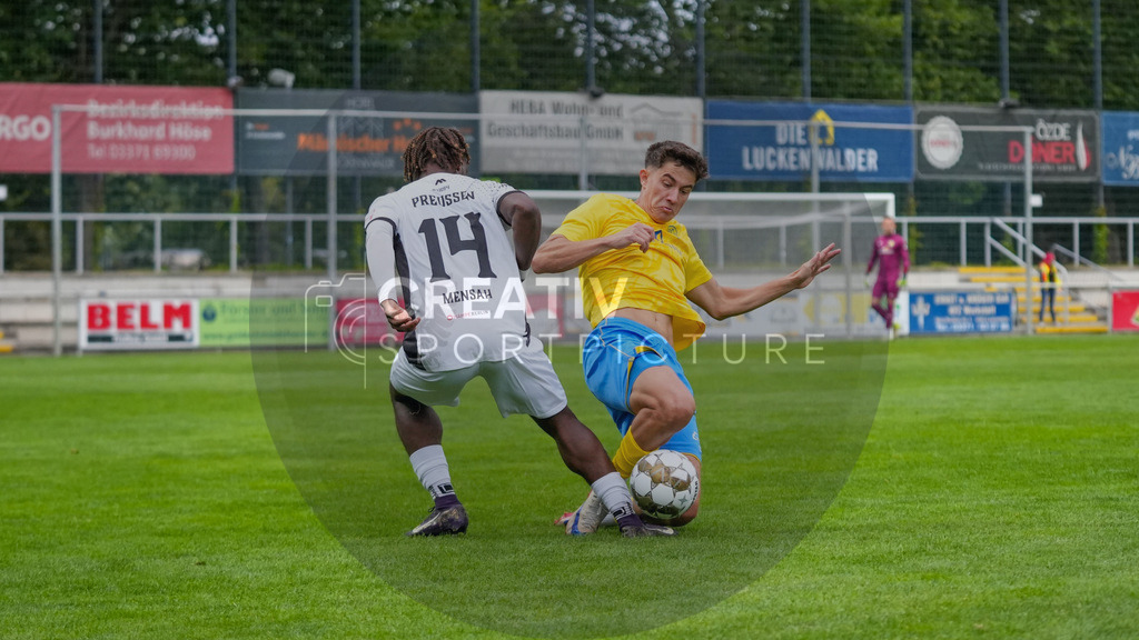 Fußball, Herren, Saison 2025/2026, Regionalliga Nordost, 4. Spieltag, FSV 63 Luckenwalde vs. BFC Preussen, Samstag 22.08.2025, Werner-Seelenbinder-Stadion Luckenwalde | Fußball, Herren, Saison 2025/2026, Regionalliga Nordost, 4. Spieltag, FSV 63 Luckenwalde vs. BFC Preussen, Samstag 22.08.2025, Werner-Seelenbinder-Stadion Luckenwalde, Im Bild: Shean Mensah (l. Preussen) und Mike Bachmann (r. Luckenwalde) - Realisiert mit Pictrs.com