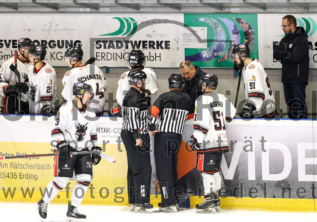 2022-09-30_029_TSV_Erding_gegen_EV_Dingolfing | Erding, Deutschland, 30.09.2022:
Eishockey, Bayernliga 2022 / 2023, Testspiel, TSV Erding gegen EV Dingolfing, Endergebnis: 3:4

Alex Schander (EV Dingolfing, #34), Kevin Aigner (EV Dingolfing, #51), Max Ohr (EV Dingolfing, #91)

Foto: Christian Riedel / fotografie-riedel.net