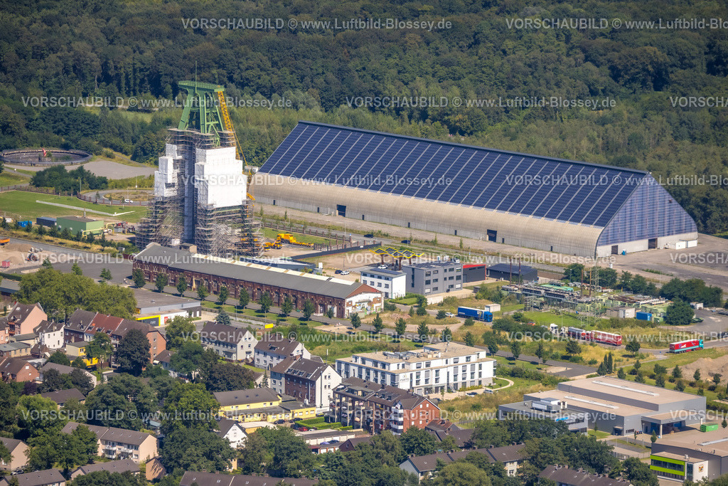 Dinslaken240803340 | Luftbild, Bergpark Lohberg Kreativquartier, mit Gerüst verhüllter Förderturm für Sanierung, lange Kohlenmischhalle Lohberg mit Solardach Oberlohberg, Dinslaken, Ruhrgebiet, Nordrhein-Westfalen, Deutschland