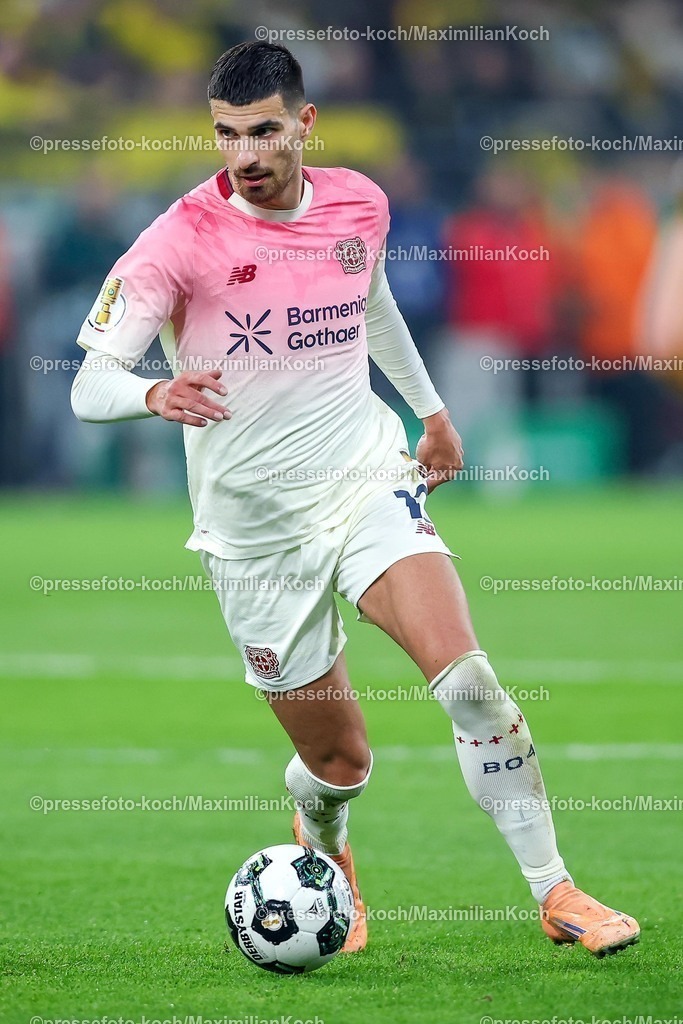 BVB02122501065 | 02.12.2025, Fußball, DFB-Pokal, Borussia Dortmund - Bayer 04 Leverkusen, Achtelfinale, Signal Iduna Park, Saison 2025 2026: Martin Terrier (Bayer04 #11) DFB regulations prohibit any use of photographs as image sequences and or quasi-video.