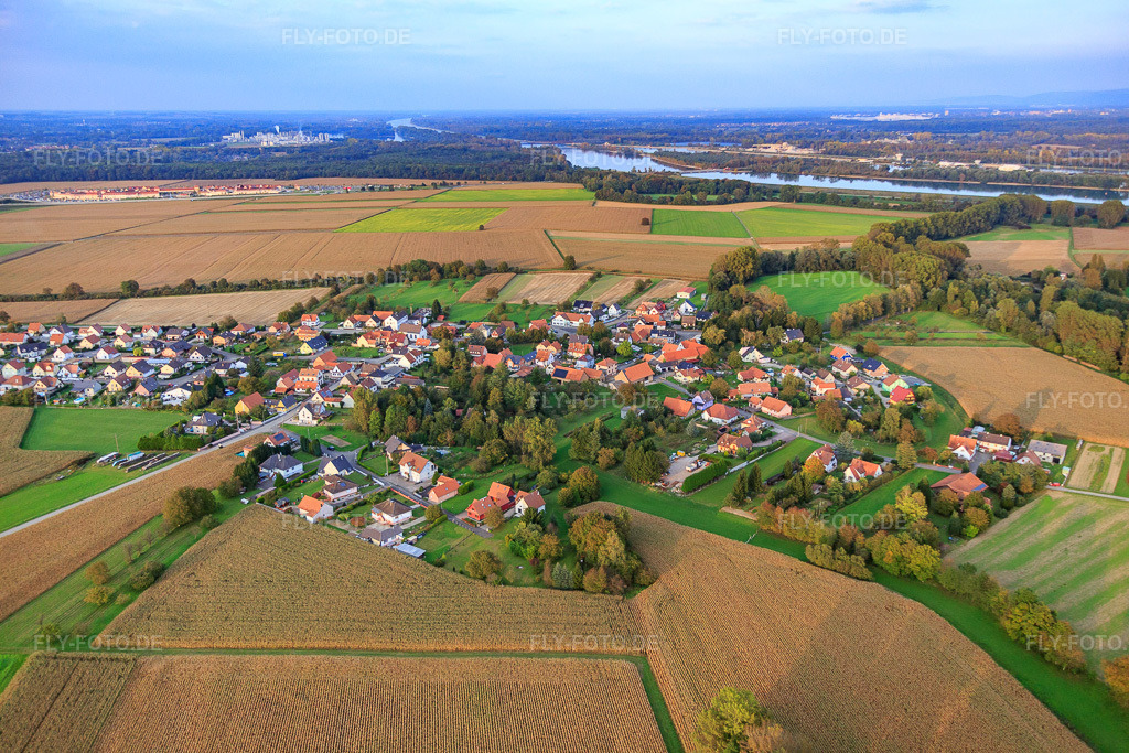 Luftbild: Ortsansicht von Osten in Neuhaeusel im Bundesland Bas-Rhin in Frankreich. – Foto: IMG_074377.jpg vom 04.10.2014 durch Werner Riehm/FLY-FOTO.de – Auflösung des Originals: 5472 x 3648 px