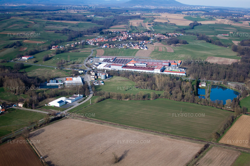 Aerial view: View of the town in Gundershoffen in the state Bas-Rhin, France.Photo: IMG_38679.jpg taken on 03/20/2011 by Werner Riehm/FLY-FOTO.comResolution of the original: 4752 x 3168 px