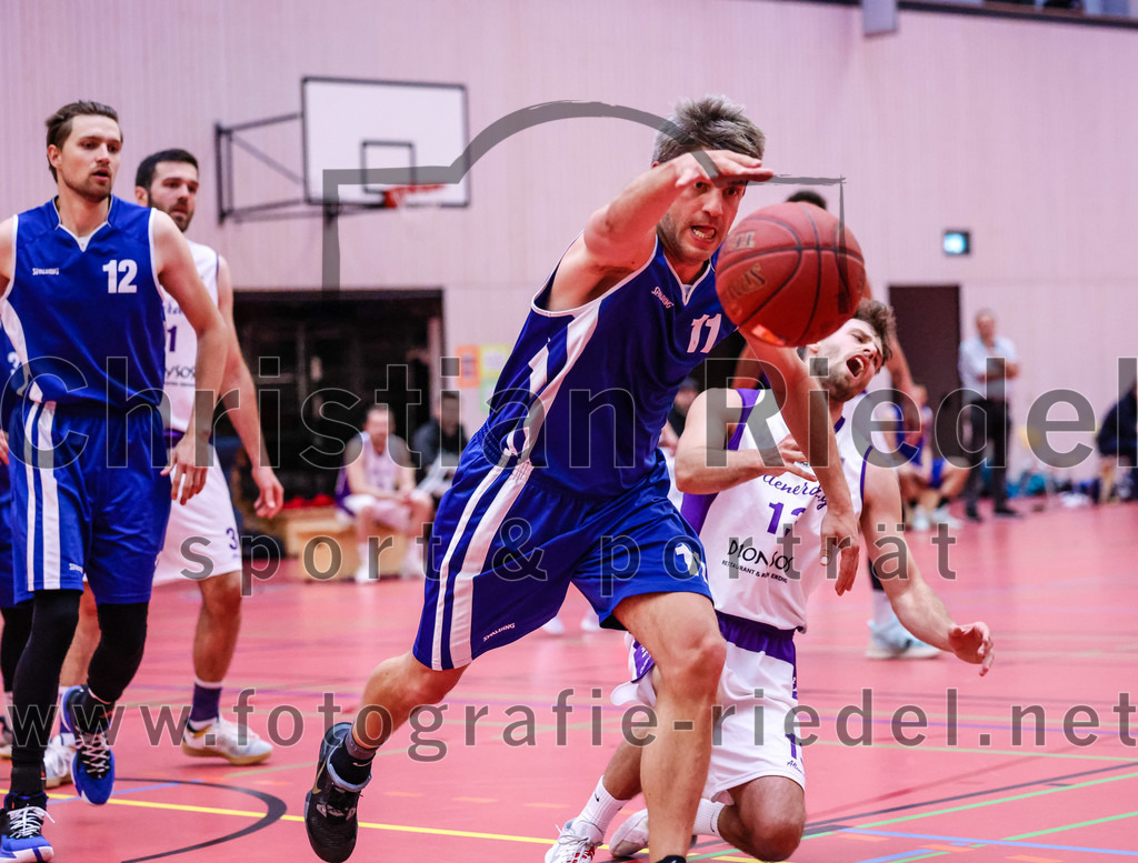 2022-05-29_013_SpVgg_Altenerding_gegen_Muenchen_Basket_2 | Erding, Deutschland, 29.05.2022:
Basketball, Bezirksliga 2021 / 2022, Herren Turnier der 2. der Aufstiegsrunden, SpVgg Altenerding gegen München Basket 2, Endergebnis: 

Philipp Waldherr (München Basket, #11), Jonah Timothy Richardson (SpVgg Altenerding, #13)

Foto: Christian Riedel / fotografie-riedel.net