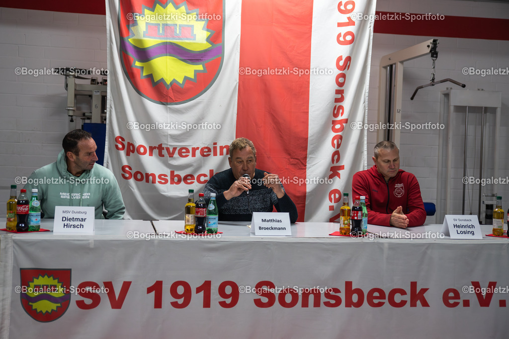Fussball, Niederrheinpokal, SV Sonsbeck - MSV Duisburg, 16.11.2025, Willy-Lemkens-Sportpark | 16.11.2025, Fussball, Niederrheinpokal, SV Sonsbeck - MSV Duisburg: Pressekonferenz mit Dietmar Hirsch, Pressesprecher Matthias Broeckmann und Heinrich Losing - Realisiert mit Pictrs.com