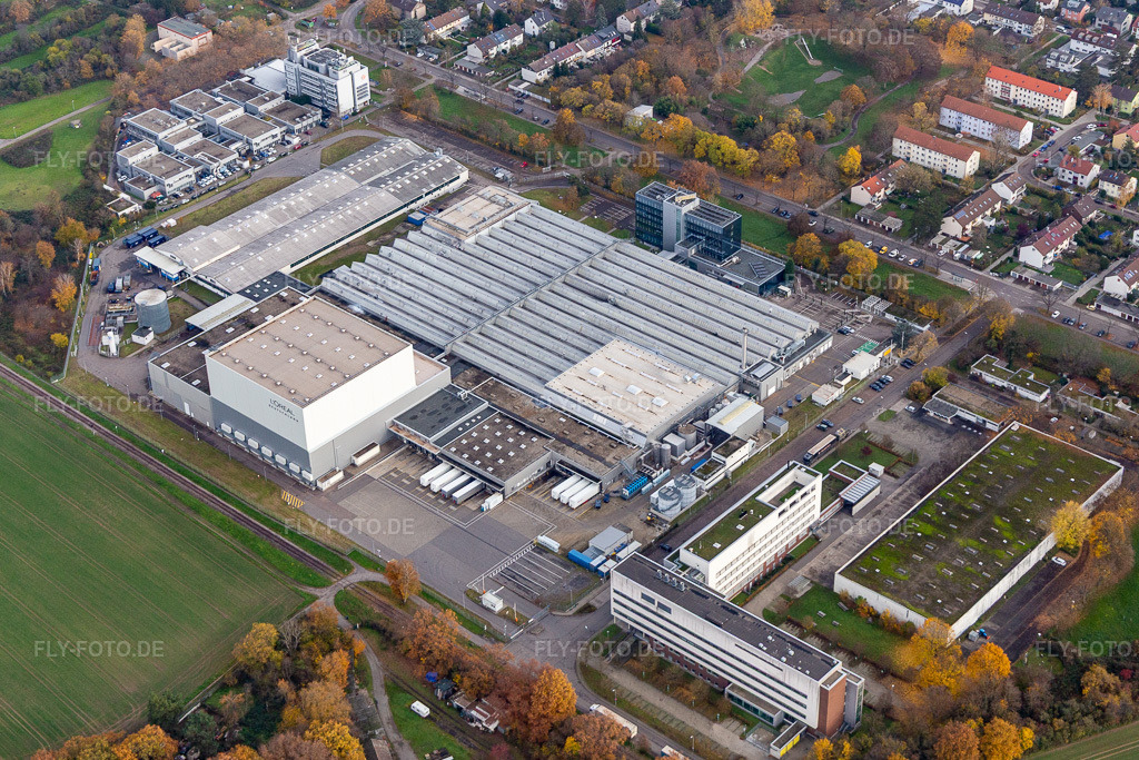 Luftbild: L'OREAL Produktion Deutschland GmbH im Ortsteil Nordweststadt in Karlsruhe im Bundesland Baden-Württemberg in Deutschland. Foto: IMG_135248.jpg vom 26.11.2022 durch Werner Riehm/FLY-FOTO.de