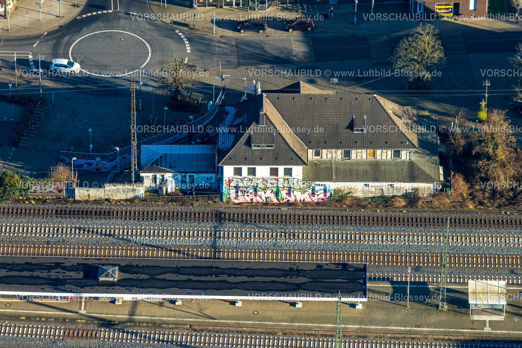 Duisburg241201963-2 | Luftbild, S-Bahnhof Duisburg-Großenbaum, Haus mit Graffiti, Großenbaum, Duisburg, Ruhrgebiet, Nordrhein-Westfalen, Deutschland