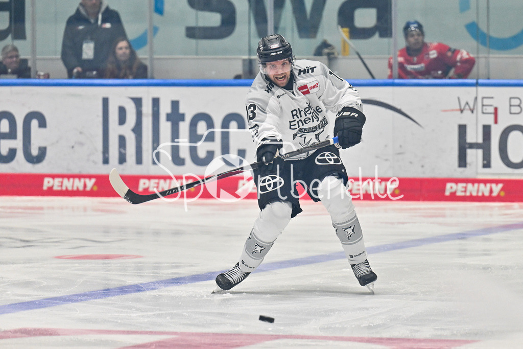 Augsburger Panther - Kölner Haie | am Puc Valtteri KAMIKÄINEN (Kölner Haie 13) / DEL: Augsburger Panther - Kölner Haie; Curt Frenzel Stadion am 26.09.2025  / DEL: Augsburger Panther - Kölner Haie; Curt Frenzel Stadion am 26.09.2025
