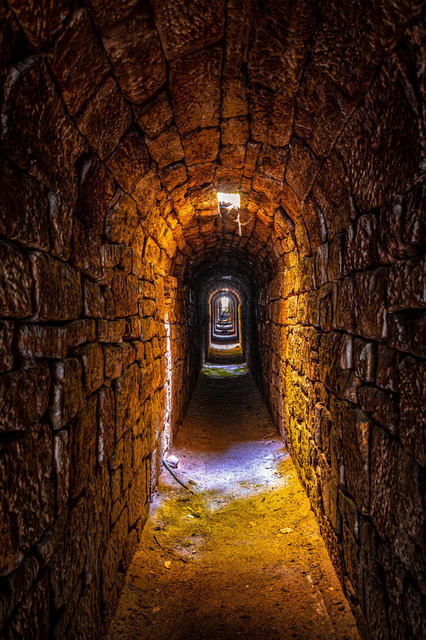 2023-05-29_13-31-54_860 | Unterirdischer Fluchttunnel aus alten Natursteinen auf der Jagdanlage Rieseneck, Kleineutersdorf, Thüringen, Deutschland - Realisiert mit Pictrs.com