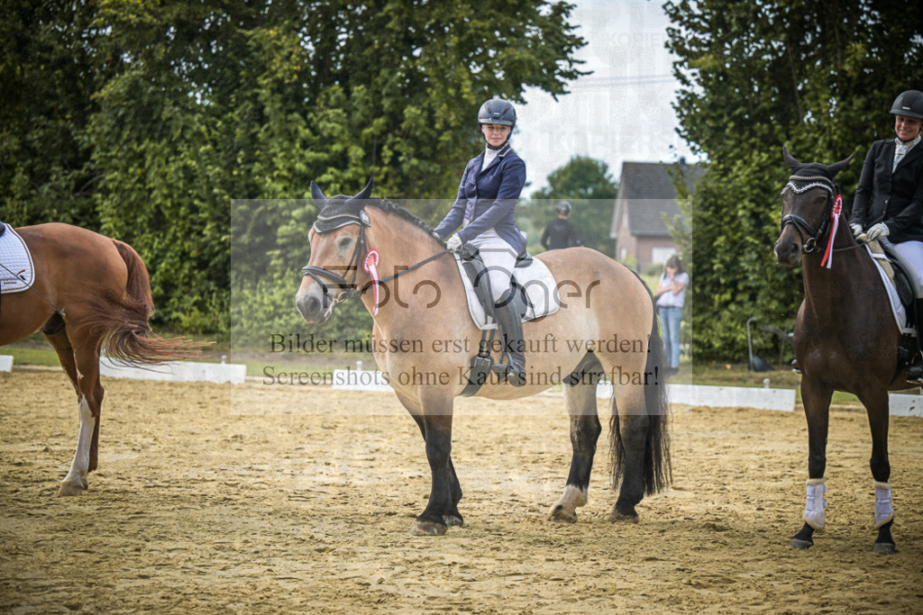 DOS_7550 | Entdecke hochwertige Reitturnierfotos von Foto Oger. Professionell, emotional und authentisch – jetzt Lieblingsmomente im Shop bestellen.Deutschlandweite Turnierfotografie. - Realisiert mit Pictrs.com