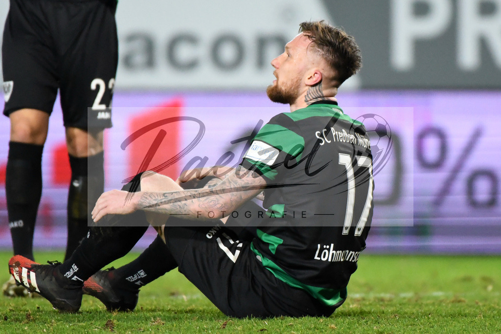 20200214_SCPFWK_0102 | Fussball, Herren: Jan Loehmannsroeben (SC Preussen Muenster) schaut enttaeuscht, niedergeschlagen, frustriert waehrend des Spiels der 3. Liga zwischen SC Preussen Muenster und FC Wuerzburger Kickers im Preussenstadion am 14.02.2020 in Muenster, Deutschland.DFB / DFL REGULATIONS PROHIBIT ANY USE OF PHOTOGRAPHS AS IMAGE SEQUENCES AND/OR QUASI-VIDEO. - Realisiert mit Pictrs.com