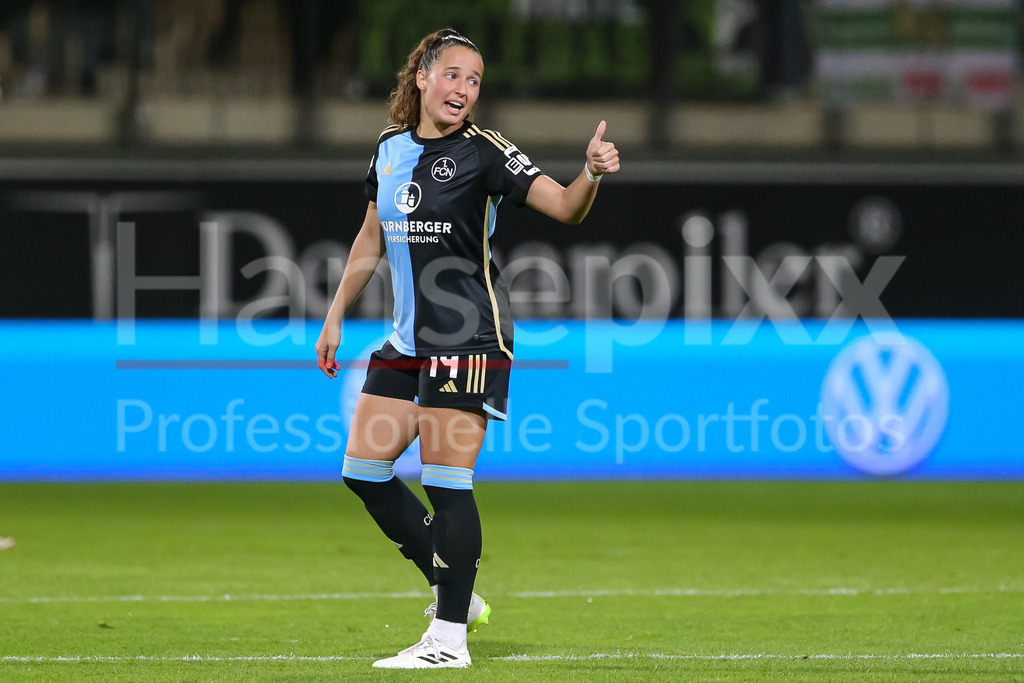 Fussball, Google Pixel Frauen-Bundesliga, VfL Wolfsburg - 1. FC Nürnberg | v.li.: Elena Mühlemann (1. FC Nürnberg, 14) zeigt den Daumen nach oben, Daumen hoch, DIE DFB-RICHTLINIEN UNTERSAGEN JEGLICHE NUTZUNG VON FOTOS ALS SEQUENZBILDER UND/ODER VIDEOÄHNLICHE FOTOSTRECKEN. DFB REGULATIONS PROHIBIT ANY USE OF PHOTOGRAPHS AS IMAGE SEQUENCES AND/OR QUASI-VIDEO.