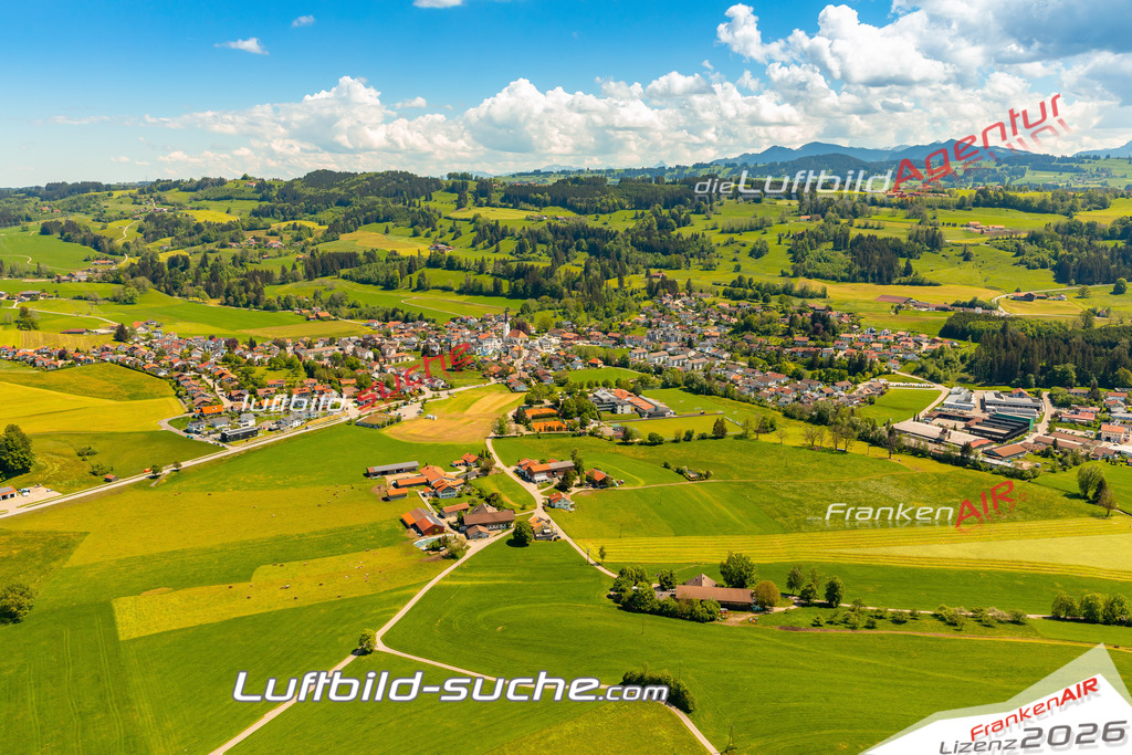 Das Luftbild zeigt :  Sulzberg - Die Luftaufnahme wurde 2024 vom UL-Flugzeug aus erstellt ( keine Drohne ) - Hochauflösende Luftaufnahme - Für grossformatige Ausdrucke geeignet. Die Geschenkidee !Mit Lizenz und Bildrechte bestellbar