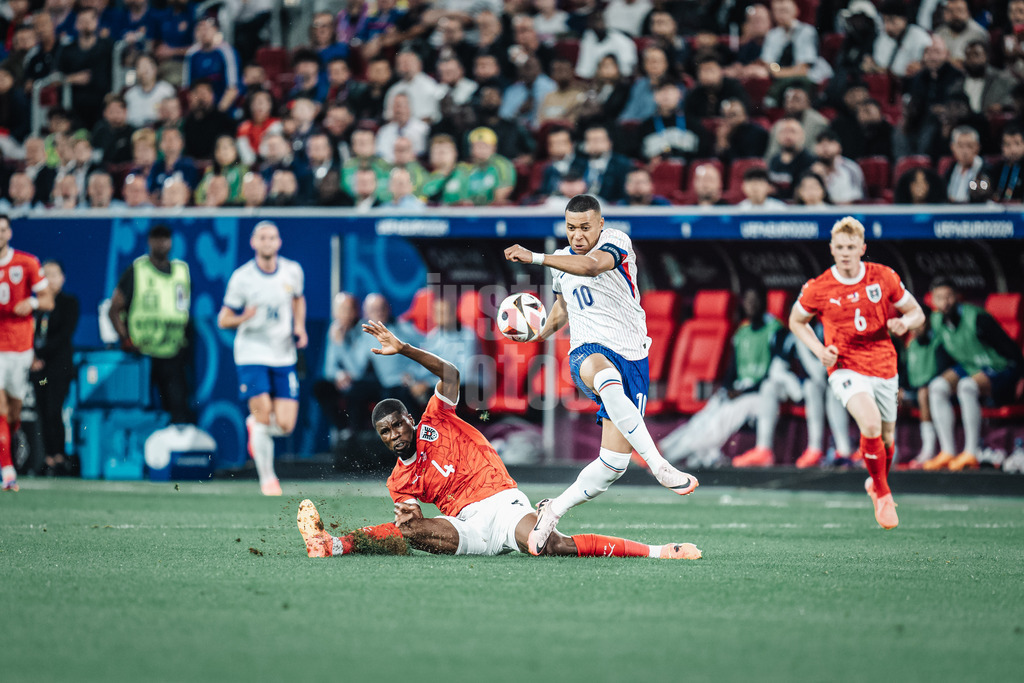 Fußball | Herren | UEFA-Fußball-Europameisterschaft 2024 | Gruppe D | Österreich vs. Frankreich | 17.06.2024 | Kevin Danso (#4, Österreich) links kann Kylian Mbappe (#10, Frankreich) rechts nicht stoppen
