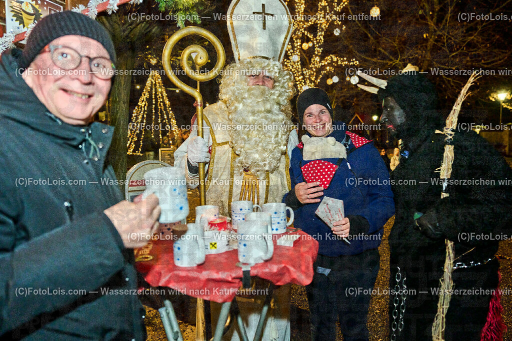 ALP7727_Wieselburger Advent_Nikolaus-Familie Grubmueller | (C)FotoLois.com, Alois Spandl, Wieselburger Advent im Schlosspark, Besuch durch den Hl. Nikolaus und seinen Krampussen, Sa 3. Dezember 2022.