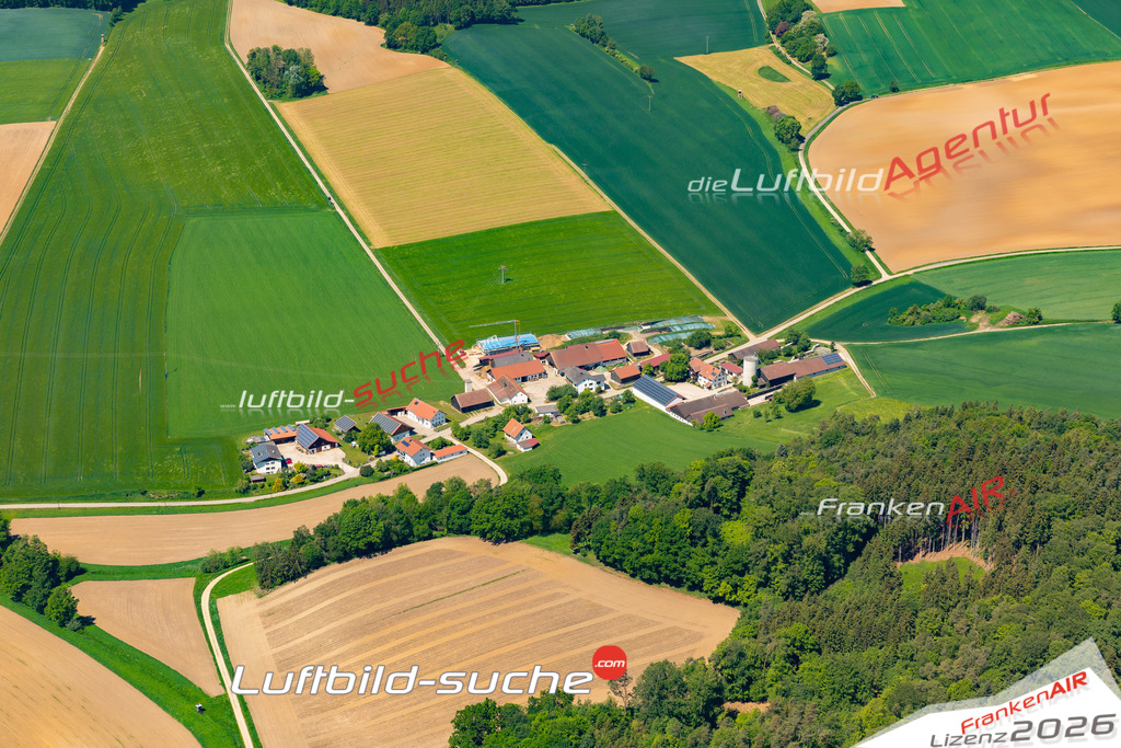 Das Luftbild zeigt : Pestendorf Weng - Die Luftaufnahme wurde 2024 vom UL-Flugzeug aus erstellt ( keine Drohne ) - Hochauflösende Luftaufnahme - Für grossformatige Ausdrucke geeignet. Die Geschenkidee !Mit Lizenz und Bildrechte bestellbar
