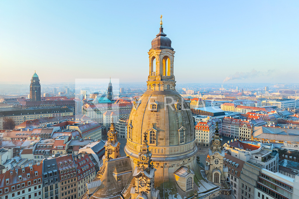 Frauenkirche-Kuppel-Dresden-Luftaufnahme-DJI_0349 | Blick auf die Kuppel der Frauenkirche über den Neumarkt an einem eisigen Morgen. - Realisiert mit Pictrs.com
